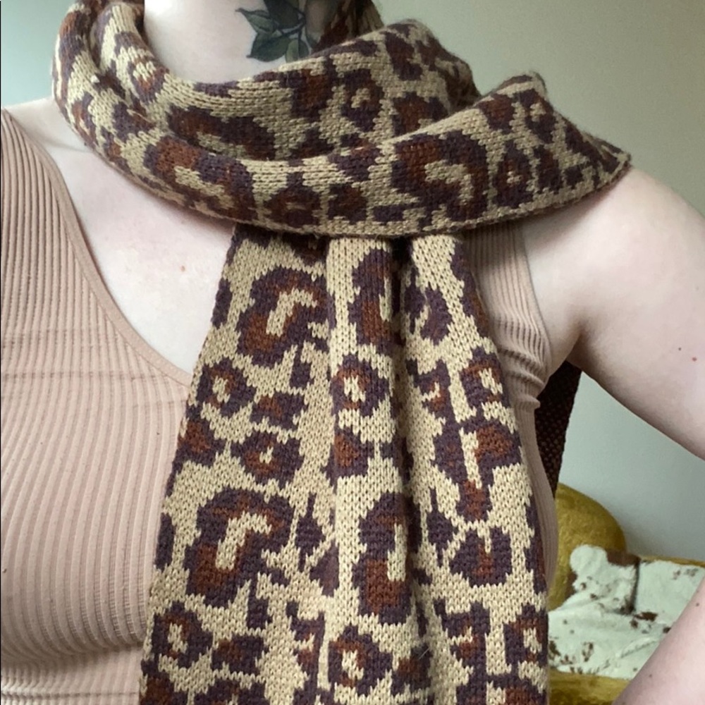 NWOT Leopard print tight knit scarf